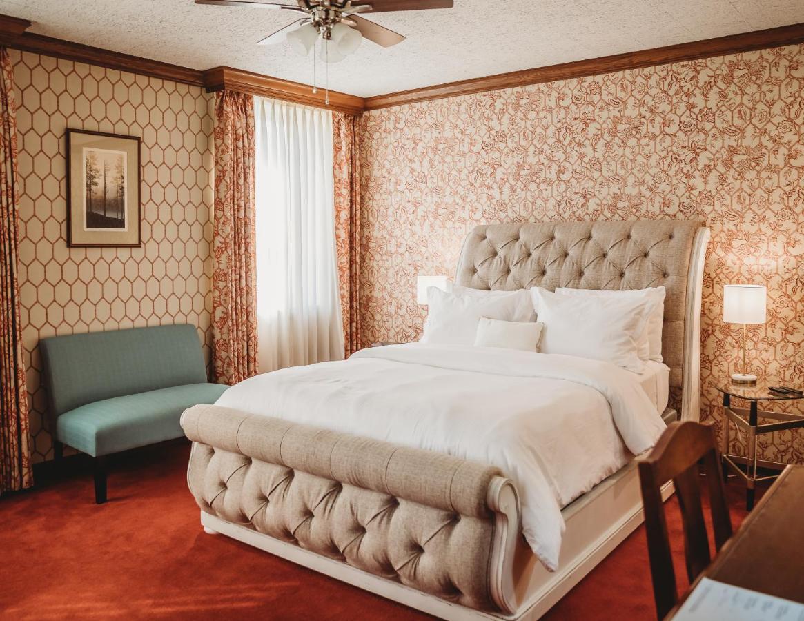 Hotel Phillips Бартлсвилл Экстерьер фото