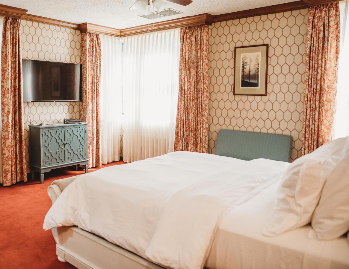 Hotel Phillips Бартлсвилл Экстерьер фото