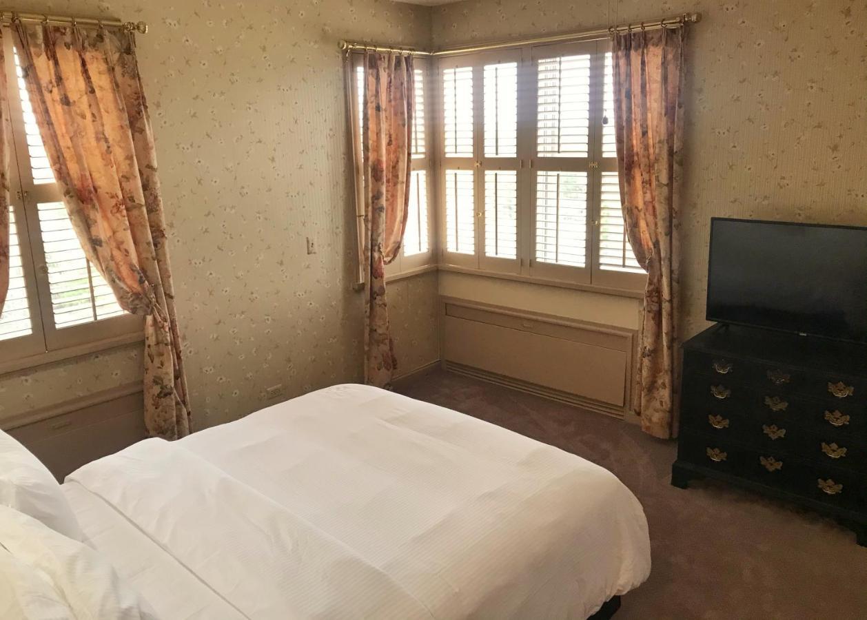 Hotel Phillips Бартлсвилл Экстерьер фото