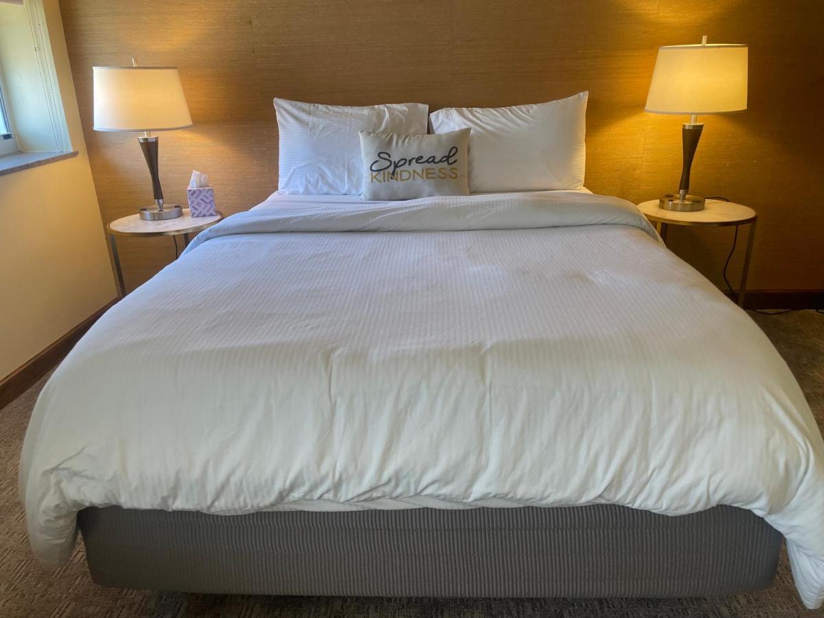 Hotel Phillips Бартлсвилл Экстерьер фото